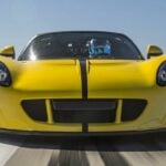 En gul sportbil kör på en racerbana. (AI text)