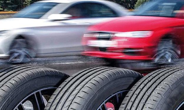 En bil kör på en väg med en däck på den. (AI text)