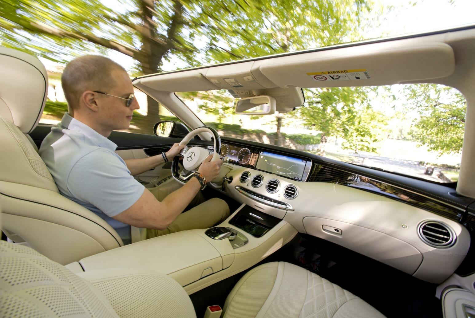 En man kör en bil. (AI text)