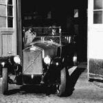 Försäljningschefen Hilmer Johansson kör ut ÖV4 ur Lundbyfabriken på Hisingen, 14 april 1927.