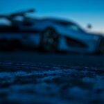 En Koenigsegg K1 GTR vid skymningen. (AI text)