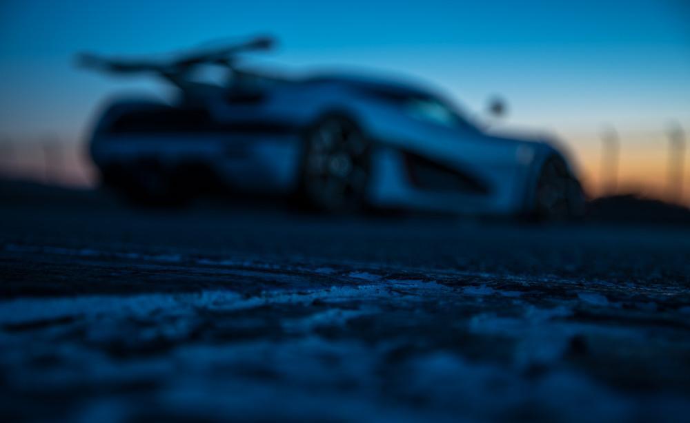 En Koenigsegg K1 GTR vid skymningen. (AI text)