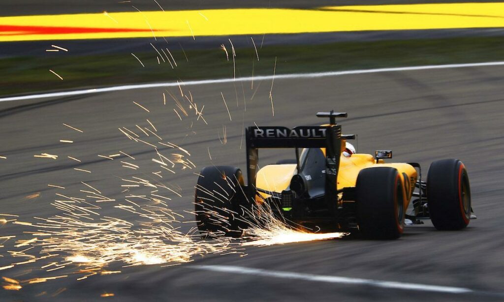 En racebil kör nerför banan med sprakande glöd. (AI text)