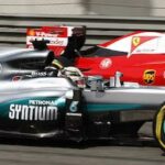 Lewis Hamilton, Mercedes, utmanar Kimi Räikkönen, Ferrari. Foto: Glenn Dunbar/LAT Photographic