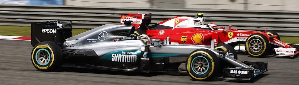 Lewis Hamilton, Mercedes, utmanar Kimi Räikkönen, Ferrari. Foto: Glenn Dunbar/LAT Photographic