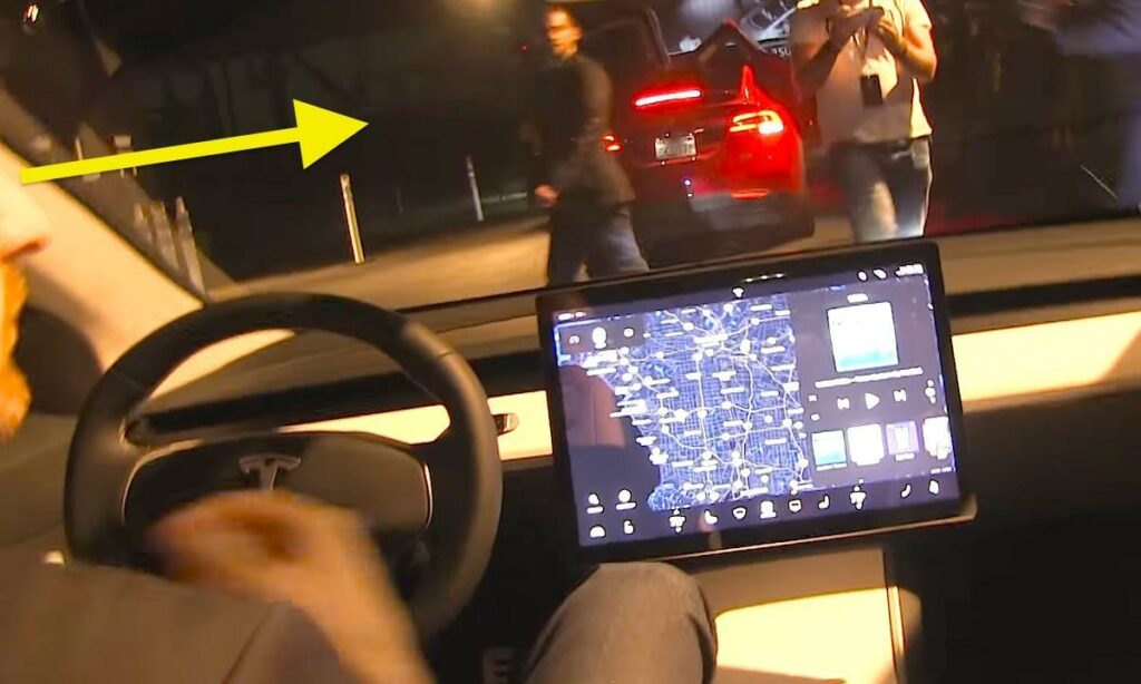 En man kör en Tesla Model S. (AI text)
