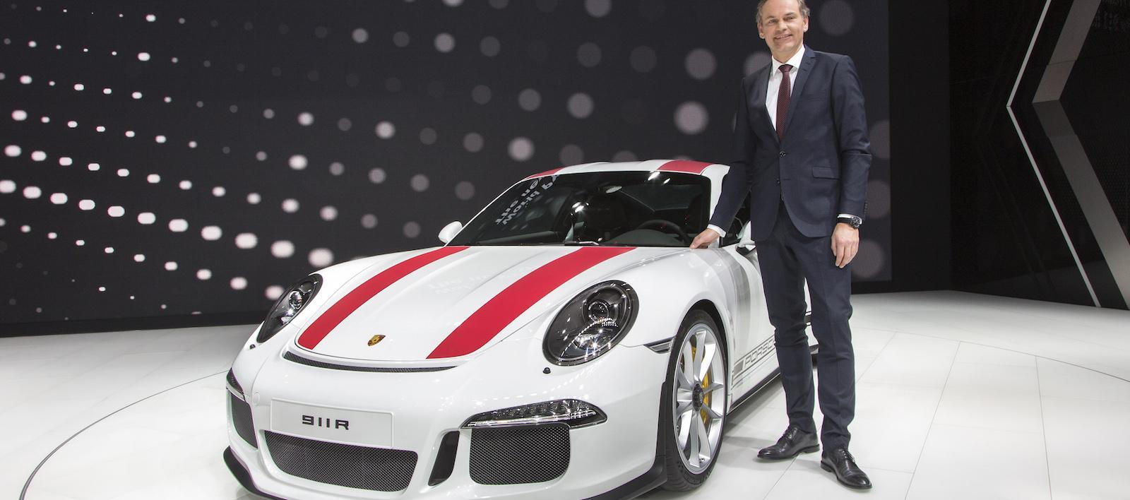 Oliver Blume visade upp nya Porsche 911 R – men det är inte alls bara bensinbilar i fokus för märket. Porschechefen vill storsatsa på eldrift.
