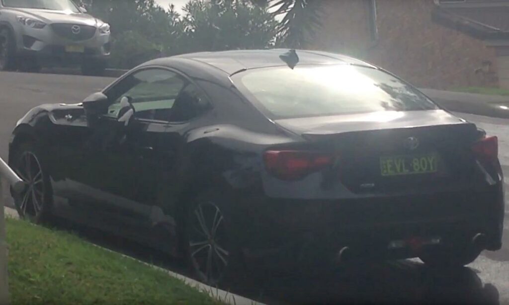 En svart Nissan GT-R parkerad i en garageuppfart. (AI text)