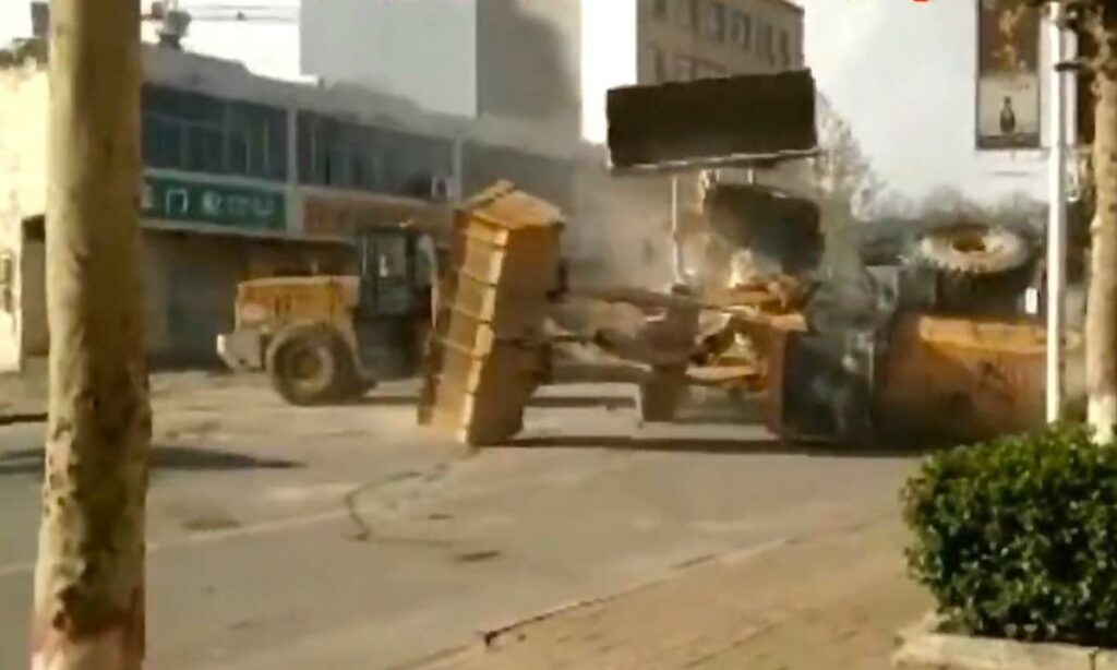 En jordförstärkare står parkerad på en gata. (AI text)