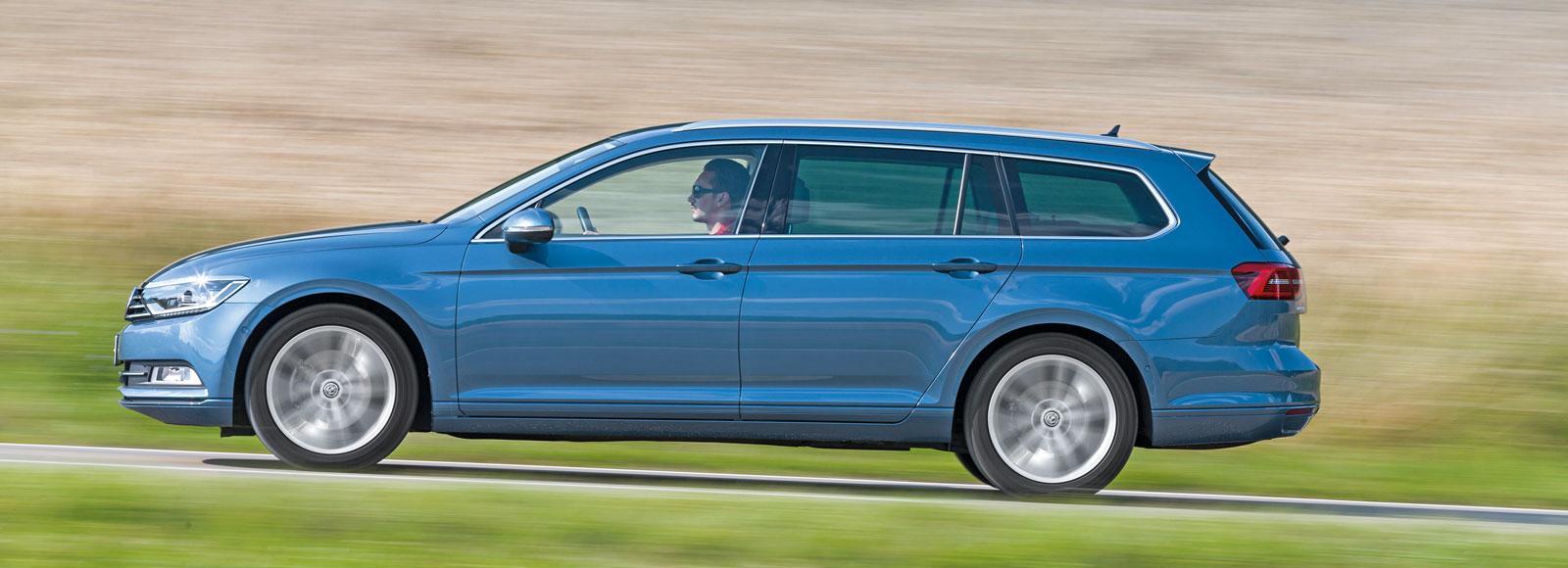 En blå Volkswagen Passat kör nedför en landsväg. (AI text)