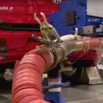 En bil undersöks i en fabrik. (AI text)