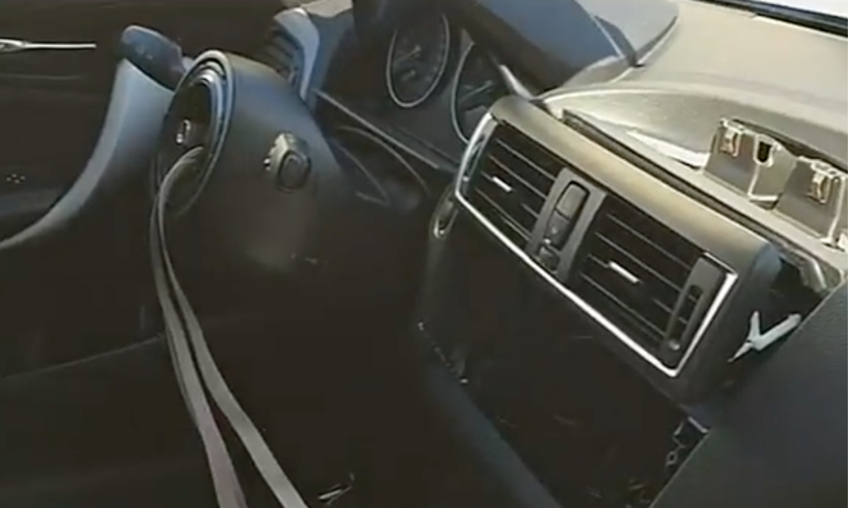 En bilinteriör med ratt och instrumentbräda. (AI text)