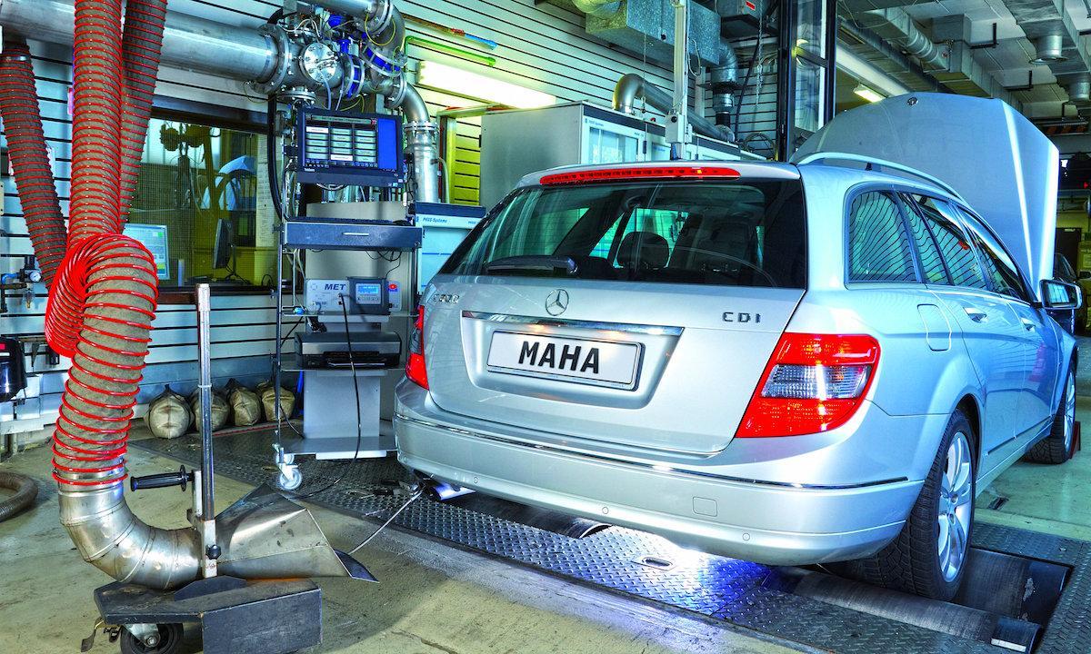 En bil testas i en garage. (AI text)