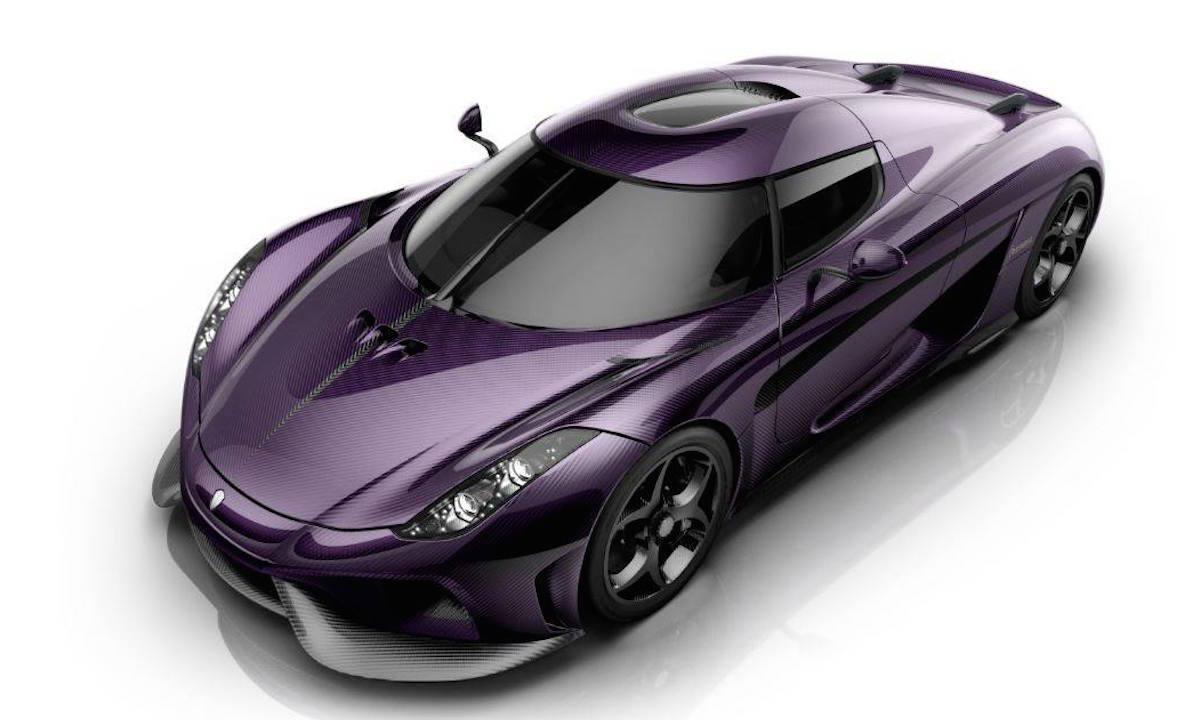 En lila sportbil på vit bakgrund. (AI text)