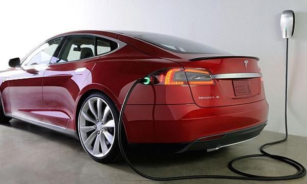 Tesla Model S uppkopplad till en uttag (AI text)