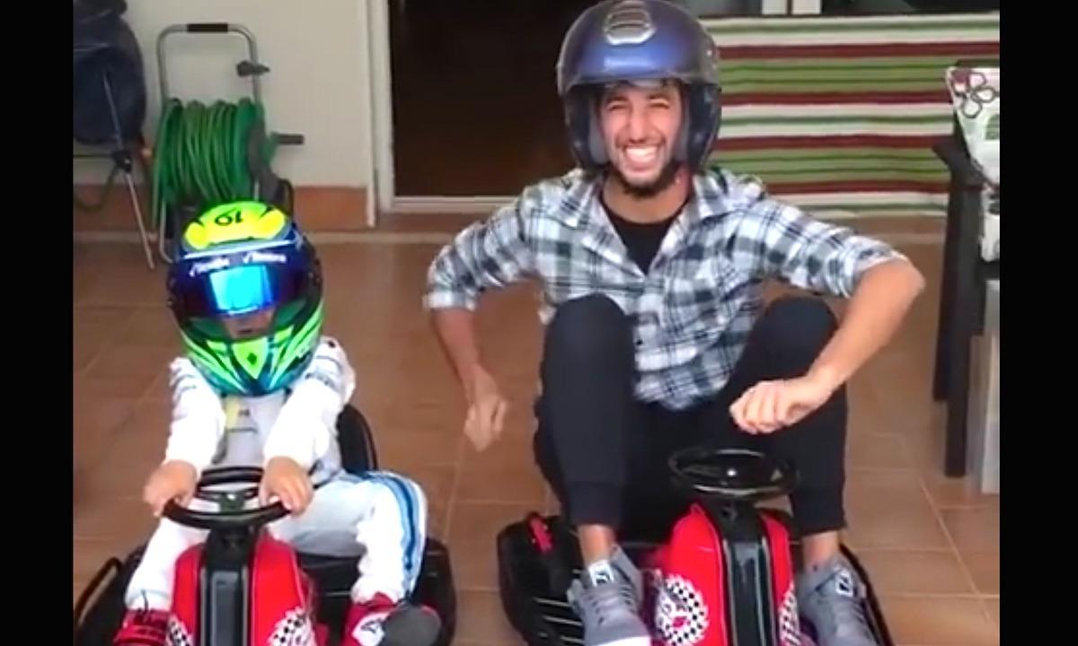 En man och ett barn kör go-kart. (AI text)