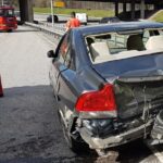 En bil står parkerad vid sidan av vägen. (AI text)