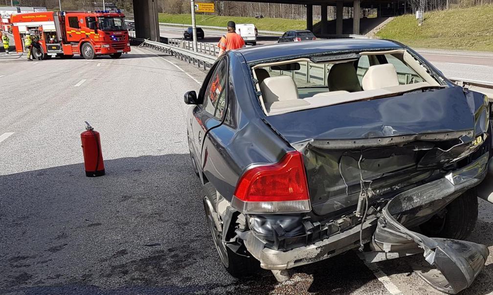 En bil står parkerad vid sidan av vägen. (AI text)