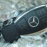 Nyckelns radiosignal stoppas av aluminiumfolien, då kan signalen inte att fångas upp och speglas vidare av biltjuvar.