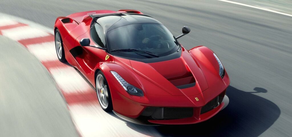 Ferrari F12tdf är en supersportbil som är en hybrid. (AI text)