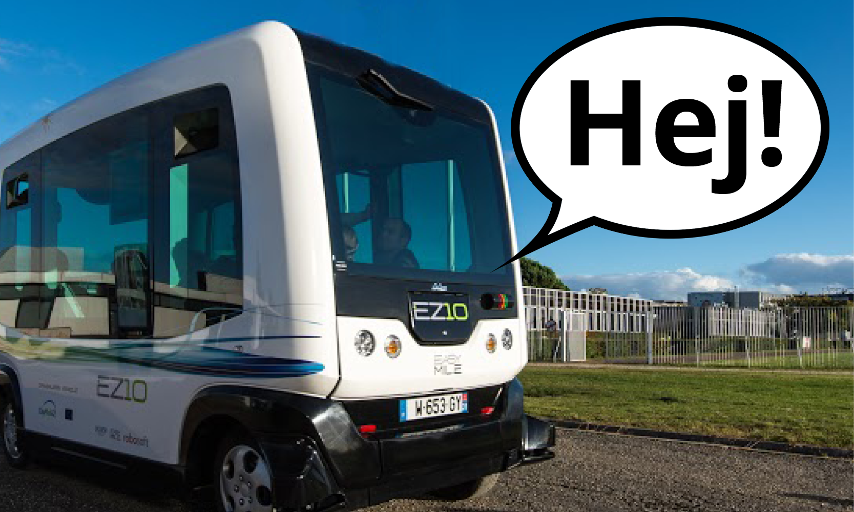 En stadsbuss med ordet "Hej" på den. (AI text)