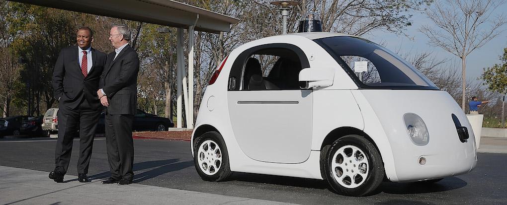 Trafikminister Anthony Foxx kollar in Googlebilen tillsammans med Googles styrelseordförande Eric Schmidt. Foto: Justin Sullivan/Getty Images.