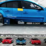 en grupp bilar på en bana (AI text)