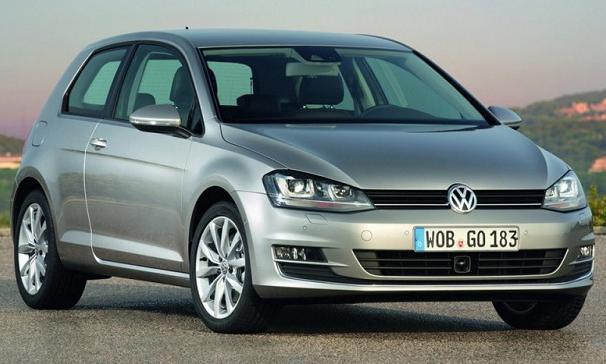 Volkswagen Golf parkerad på en gata (AI text)