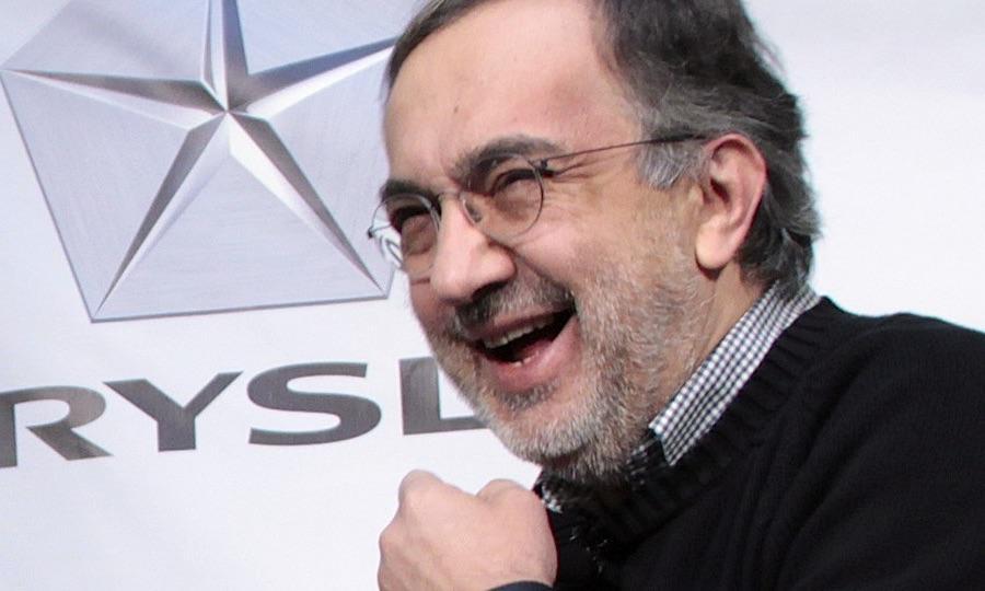 En man leder ett leende mot en Chevrolet-logotyp. (AI text)