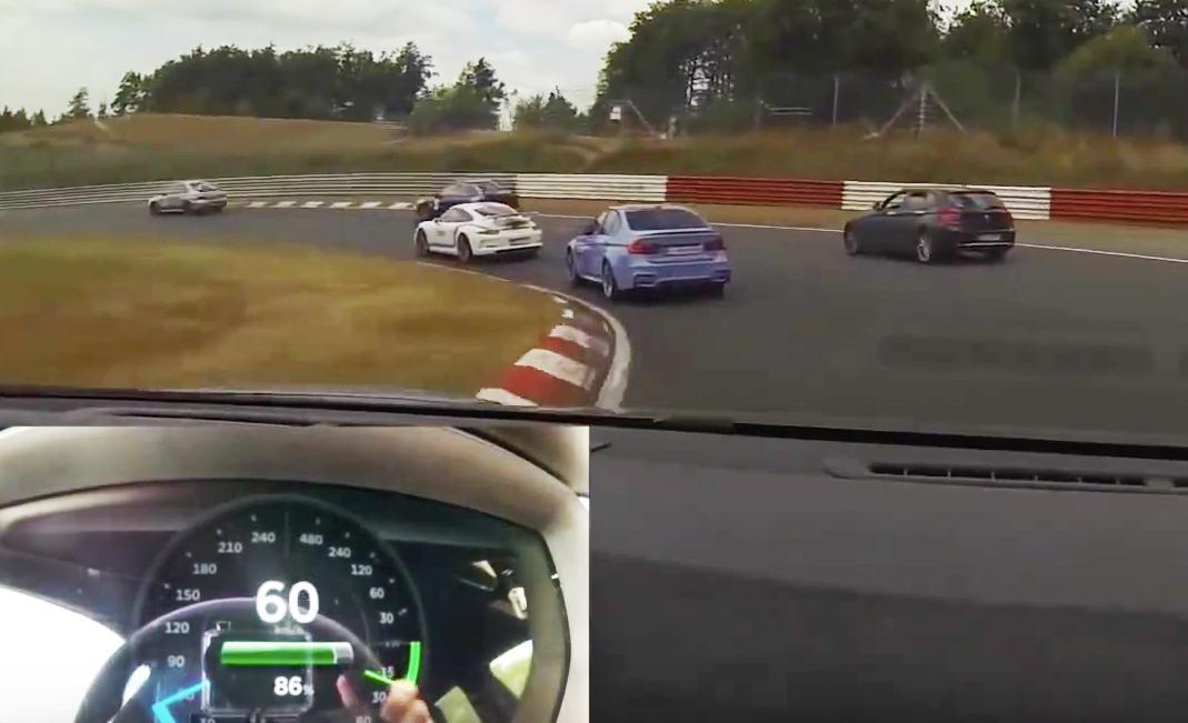 En bil kör på en bana. (AI text)