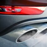 En bil med utluftningsrör. (AI text)