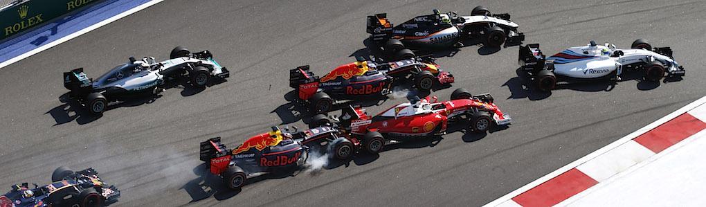 Vettel blev påkörd två gånger, av Daniil Kvyat. Foto: Sam Bloxham/LAT Photographic