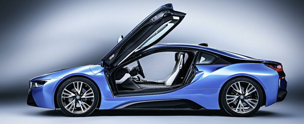 BMW i8-konceptbil i blått med öppna dörrar (AI text)