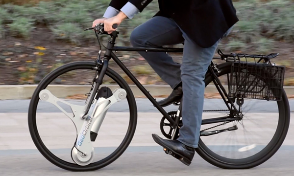 En man cyklar med hjälp av en motor. (AI text)