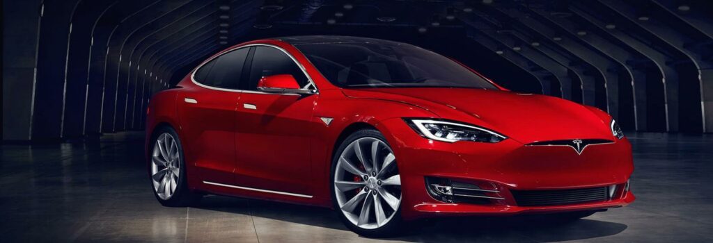 Tesla Model S parkerad i en mörk garagerom (AI text)