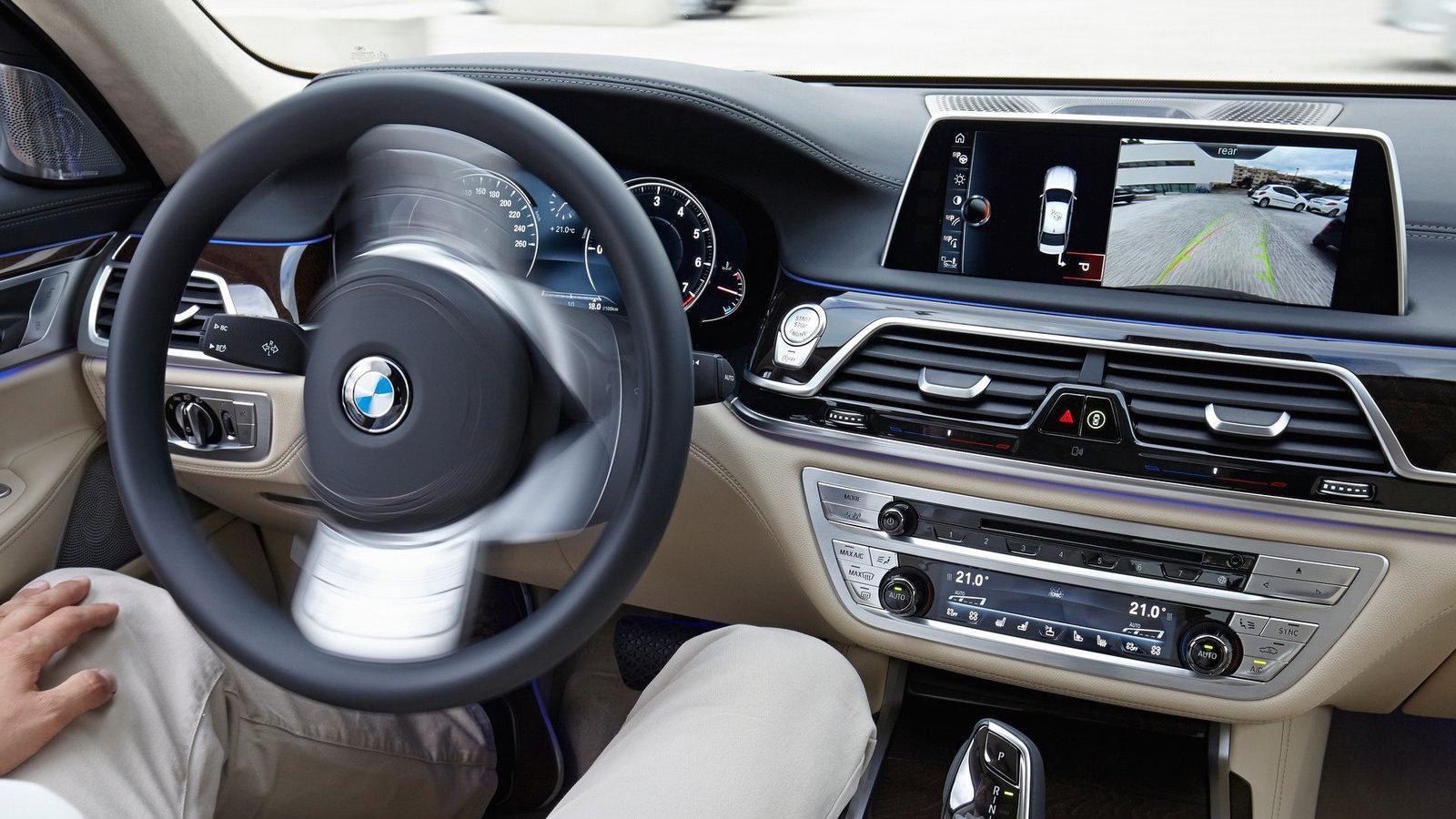 Helt autonoma lär inte BMW:s bilar bli på många år, enligt försäljningschefen.