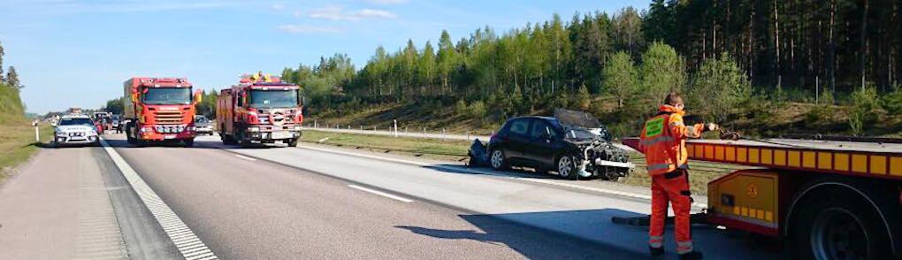 Olyckan på E20 utanför Eskilstuna visar att polis och räddningstjänst tröttnat. Nu stänger man av vägarna helt vid olyckor.