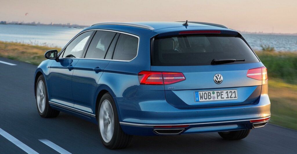 En blå Volkswagen Golf kör nerför en landsväg. (AI text)