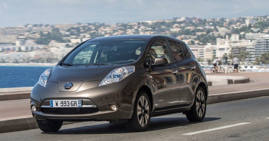 En Nissan Leaf kör nerför vägen. (AI text)