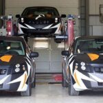 En bil står parkerad i en garage. (AI text)
