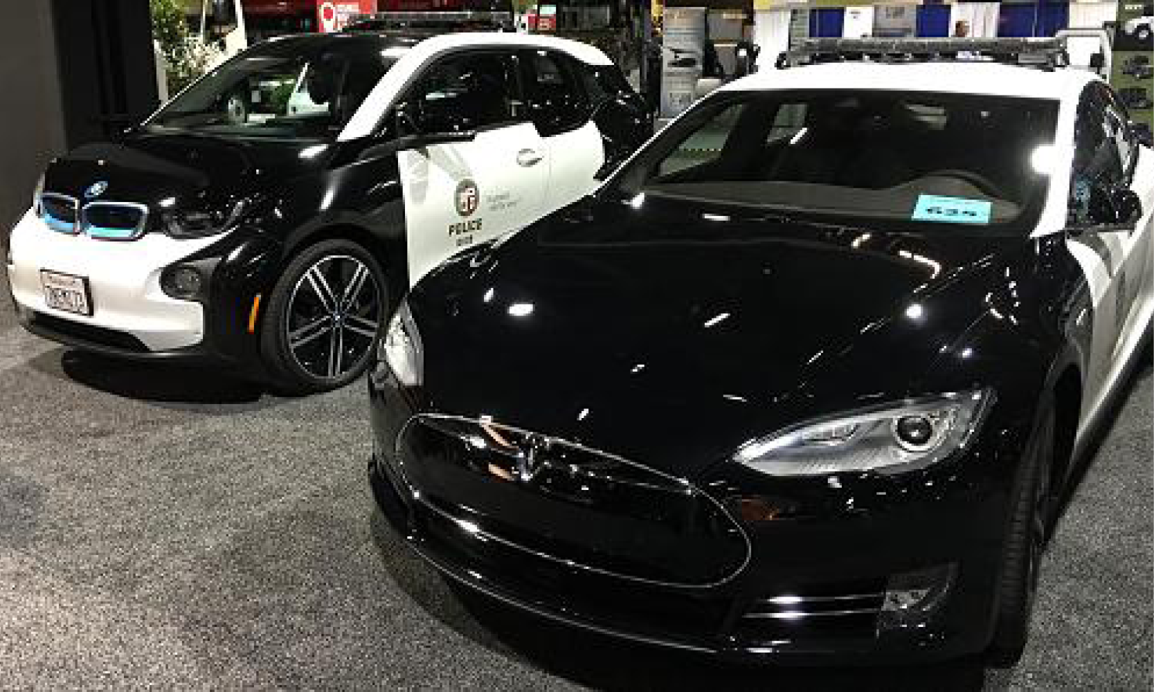 En polisbil och en Tesla Model S parkerade i en parkeringsplats. (AI text)