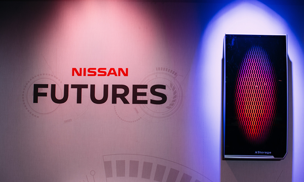 En Nissan-futures-skylt visas i en showrum (AI text)