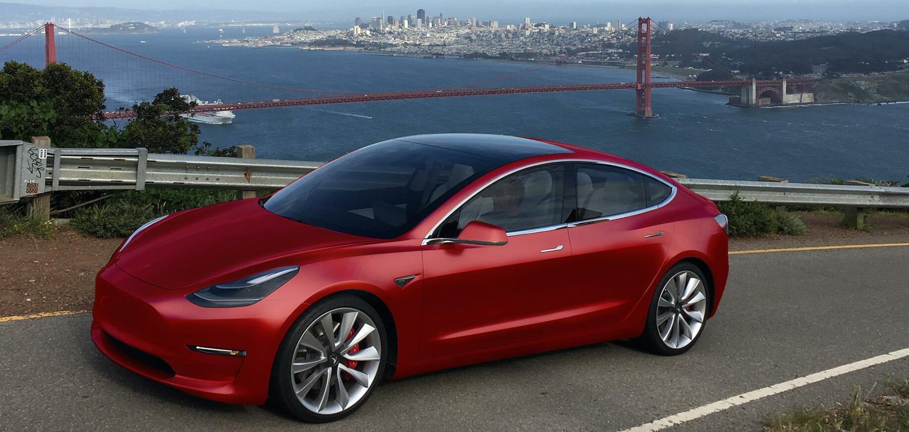 En Tesla Model 3 kör på en väg med Golden Gate-bron i bakgrunden. (AI text)