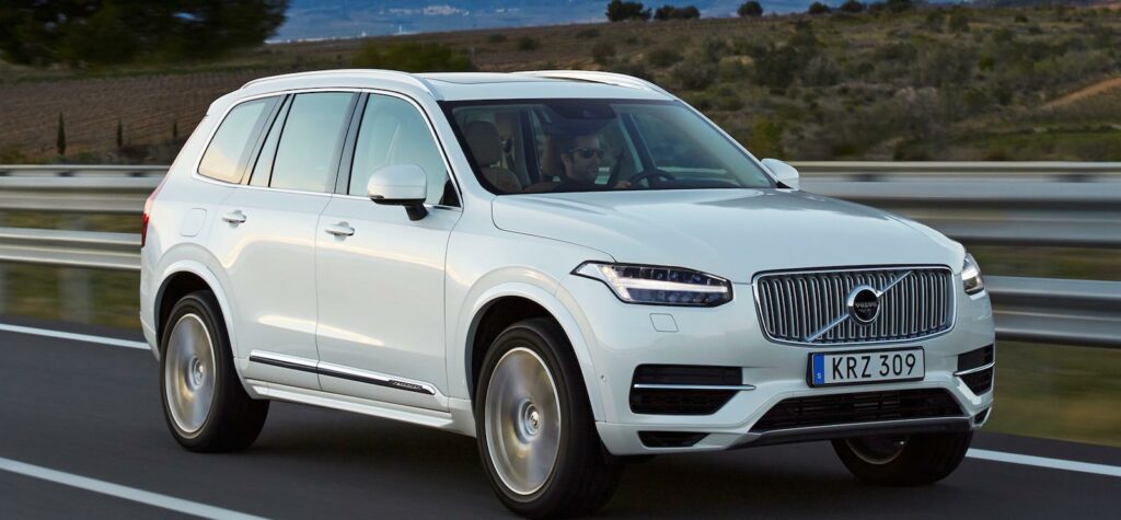 Laddhybridversionen av Volvo XC90 kommer öka intresset för laddbilar över huvud taget, tror Tesla.