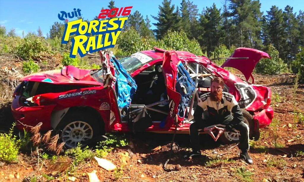 En man sitter bredvid en bil som har skadats i en skogsmilis. (AI text)