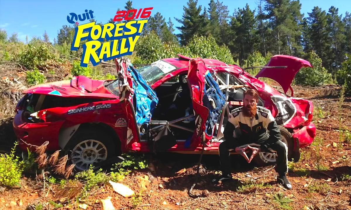 En man sitter bredvid en bil som har skadats i en skogsmilis. (AI text)