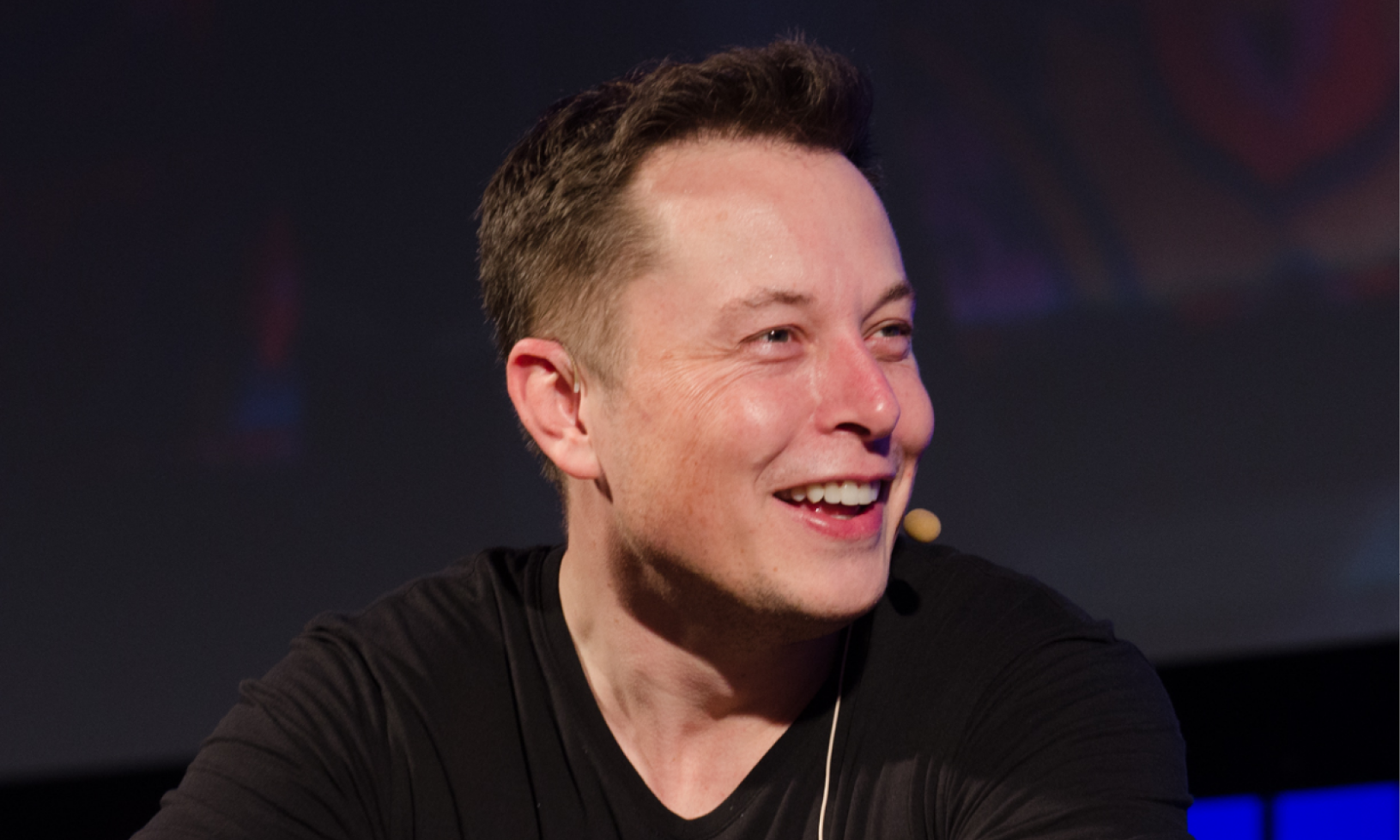 Elon Musk ler vid en konferens. (AI text)