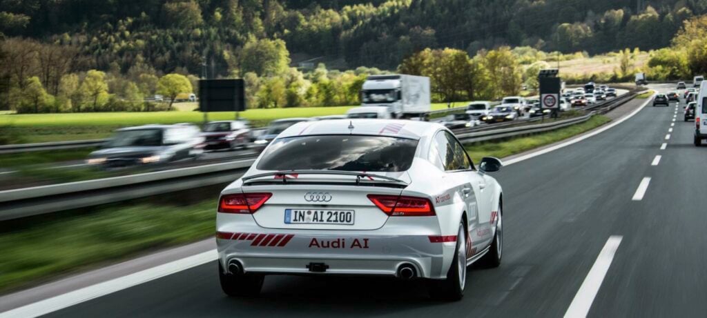 En bil kör fram på en motorväg. (AI text)