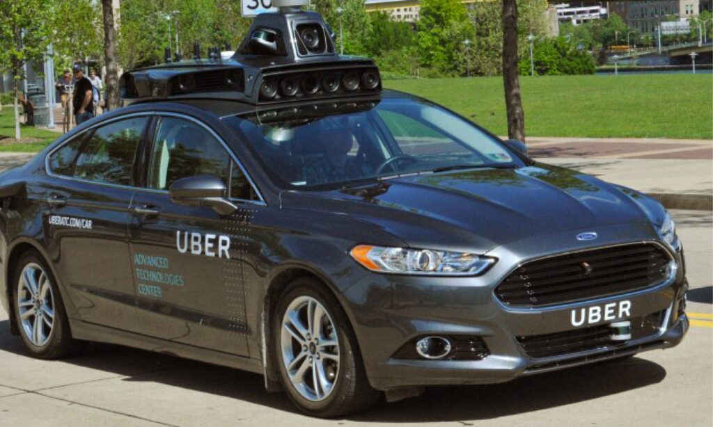 En Ford Fusion XLT parkerad vid en gata. (AI text)