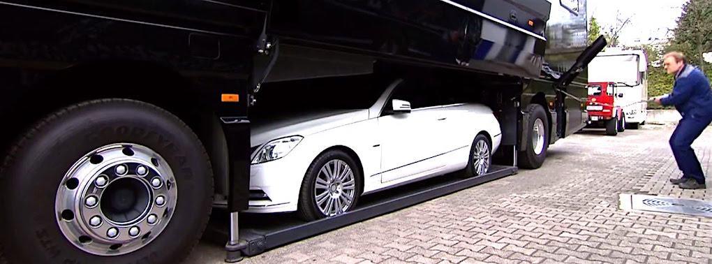 Mellan hjulaxlarna sitter en plattform där det ryms en personbil. Givetvis måste en riktig husbil ha plats för shoppingbilen också.